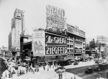 Astor_Theatre,_Broadway,_1936.jpg